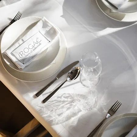 Rogac & Restaurant أوميس